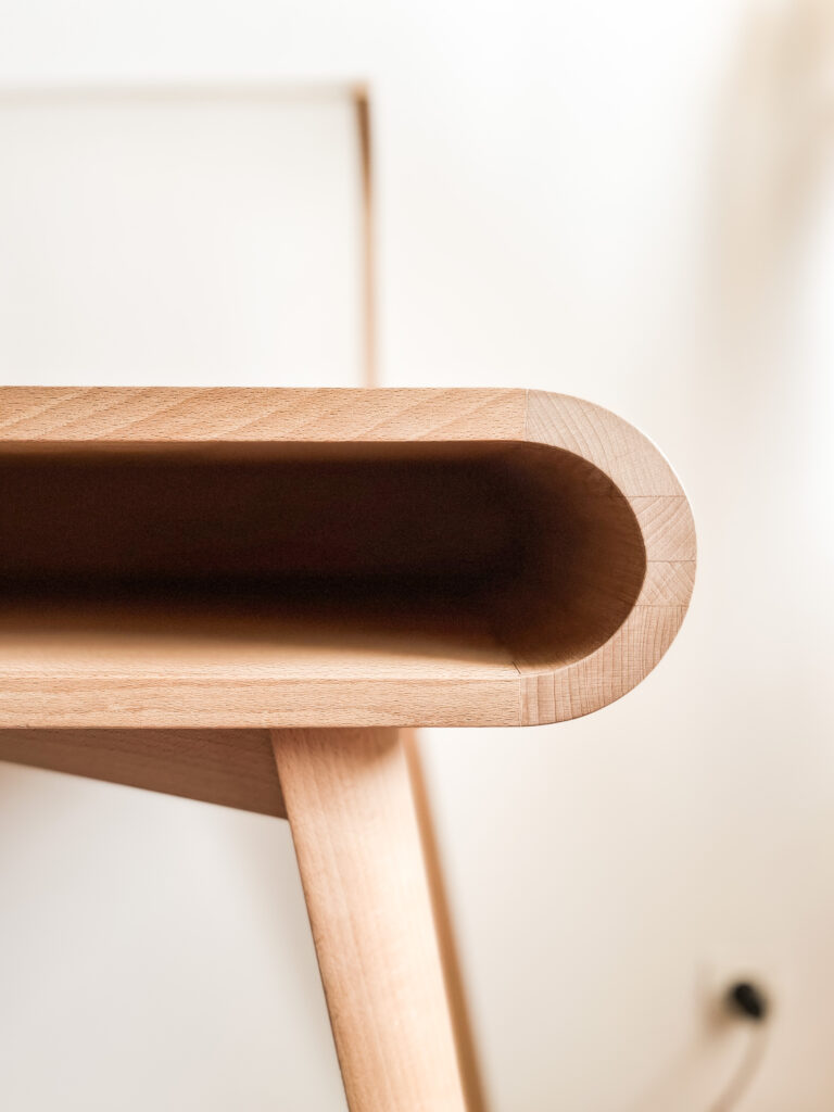 détail bureau en bois de hêtre
