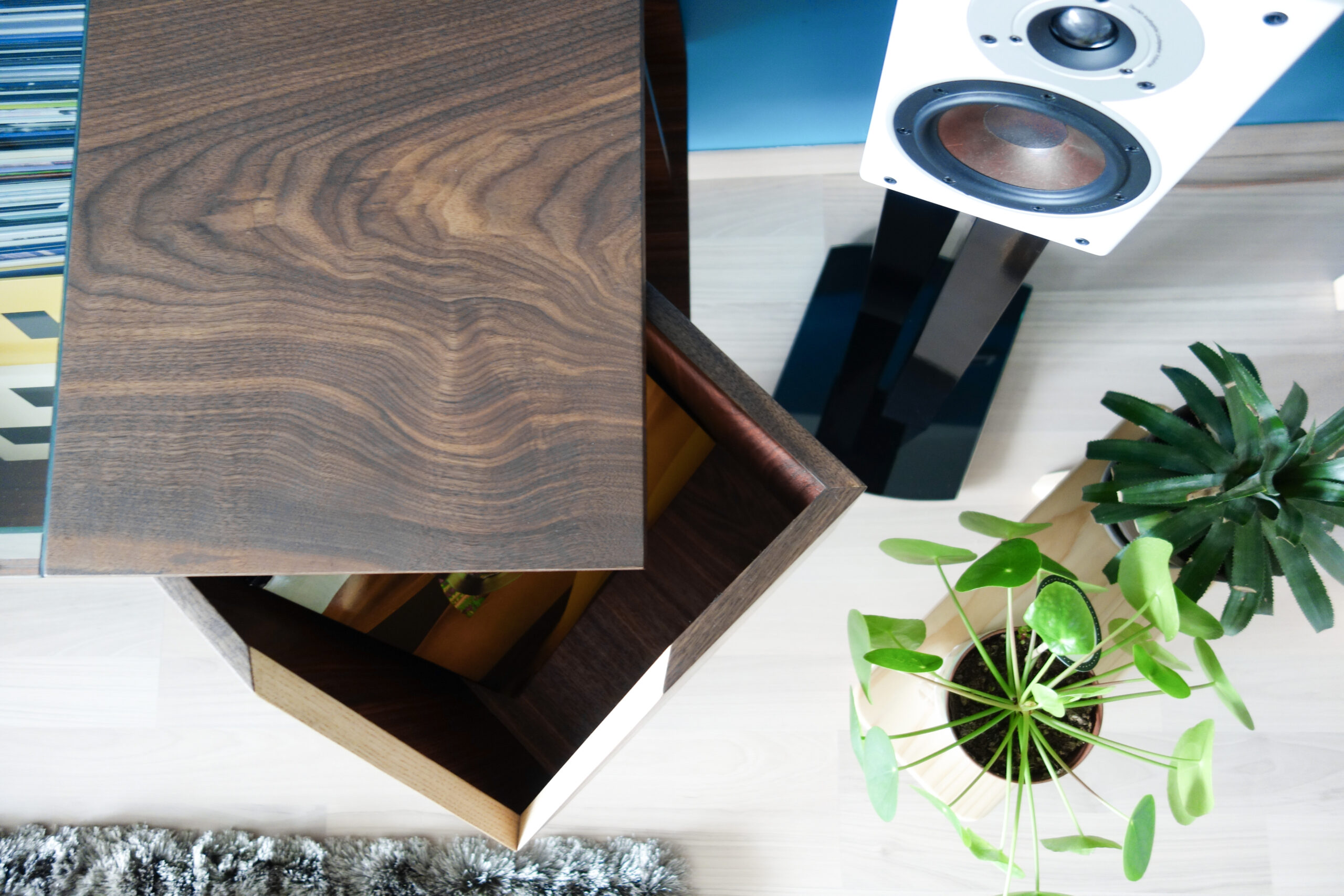 détail meuble à vinyl en bois massif